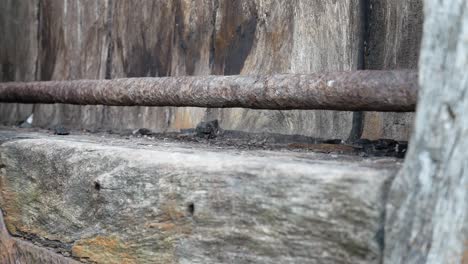 Vintage-Beschädigt-Verwittertes-Holz-Strukturiertes-Holz-Und-Verrosteter-Stahl-Stützwagen-Links