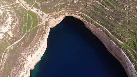 Brillante-Video-Aéreo-De-Drones-Del-Campo-Maltés,-El-Paisaje-Marino-Y-El-Paisaje-En-El-área-De-Ras-Id-dawwara