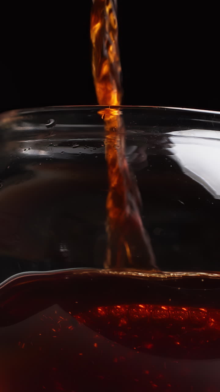 Versamento di caffè o tè in una tazza di vetro