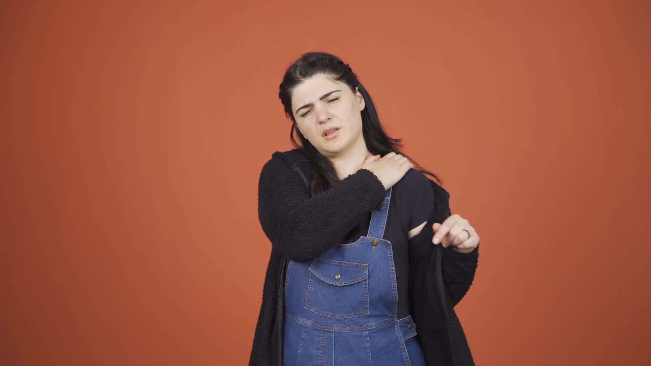 Woman with shoulder pain.