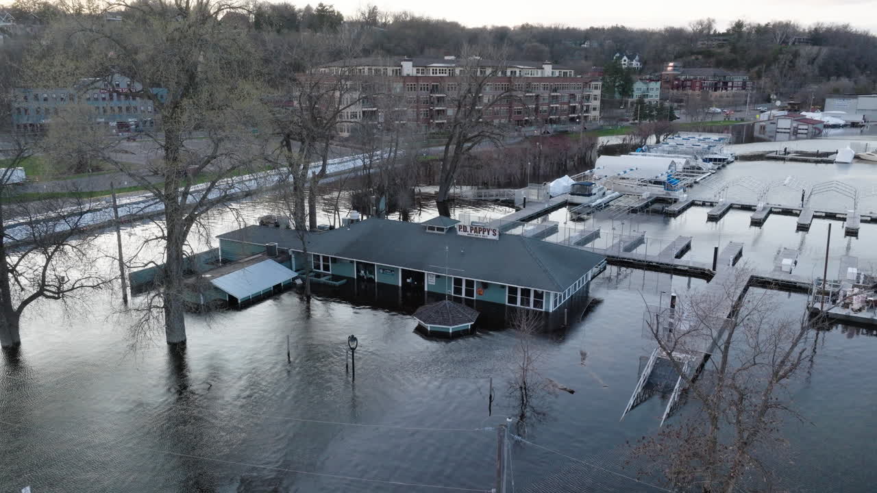 Ristorante di marina allagato mezzo sommerso sott'acqua lungo St.