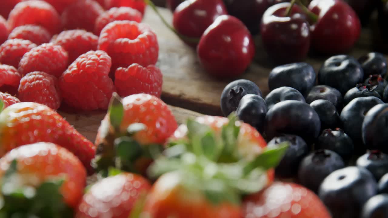 varias frutas de bayas en la mesa de madera 4k
