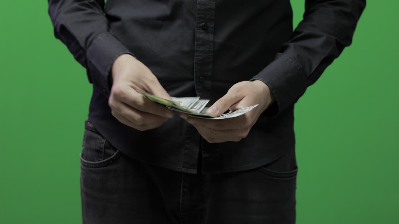 돈을 세는 녹색 화면: 현금으로 돈을 주고 선물 개념을 받으십시오.