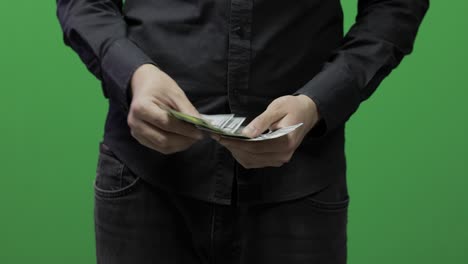 contar dinero pantalla verde. dar dinero en efectivo, recibir concepto de regalo