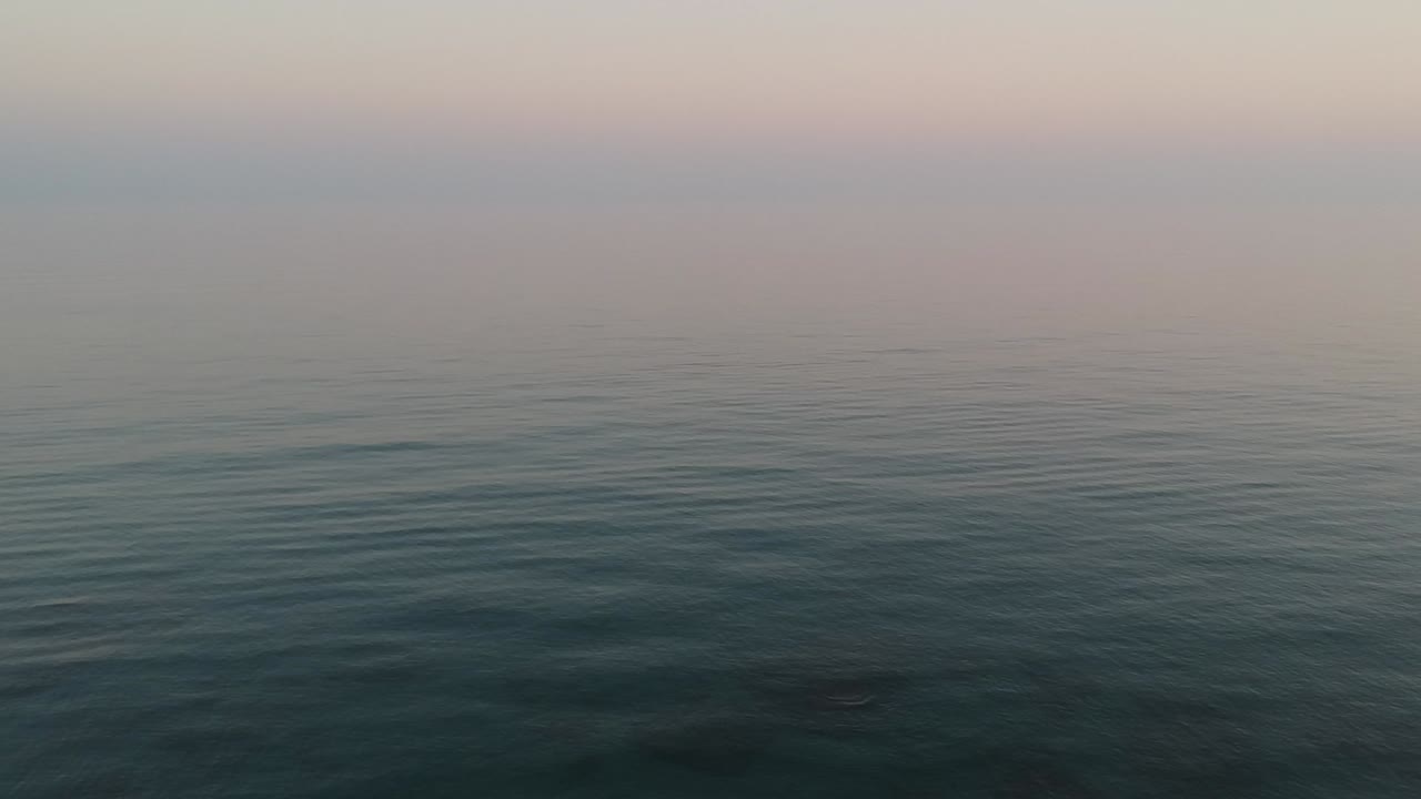 스페인 안달루시아 마르베야의 남부 스페인 해변에서 무인 항공기가 있는 공중 전망, 맑은 물에 잔잔한 파도