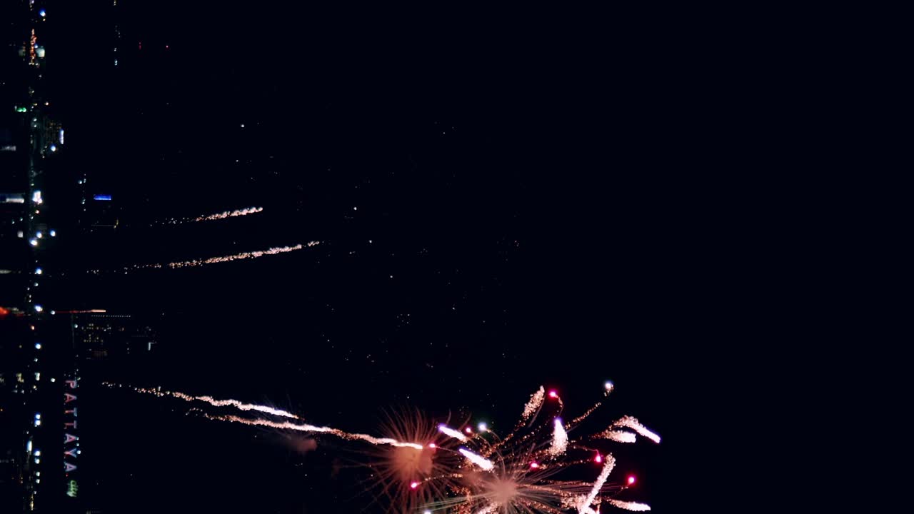 exhibición de fuegos artificiales para la celebración de la víspera de año nuevo con un gran espectáculo de fuegos artificiales multicolor abstracto con luces bokeh en el cielo nocturno