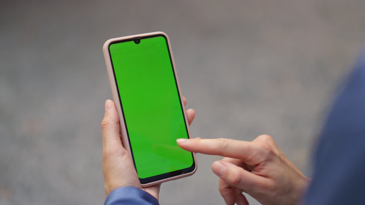 mujer tocando la mano de la pantalla de la llave de croma al aire libre primer plano. dedo tocando la celda de chat