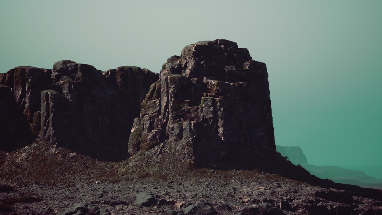 paisaje oscuro y escarpado de acantilados rocosos