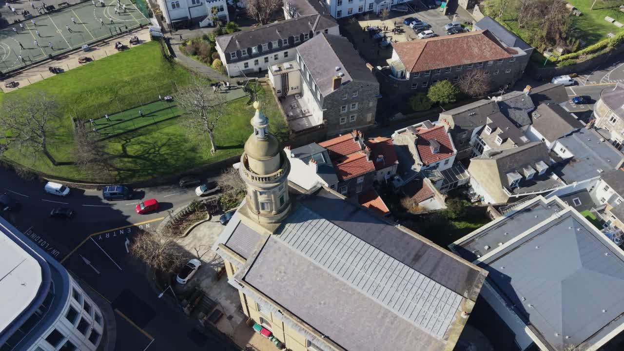 St Peter Port Guernsey, rivelazione della sala dell'Assemblea di St James e dell'Elizabeth College, iniziando dall'alto e rivelando viste del college e della città sotto il sole del tardo pomeriggio