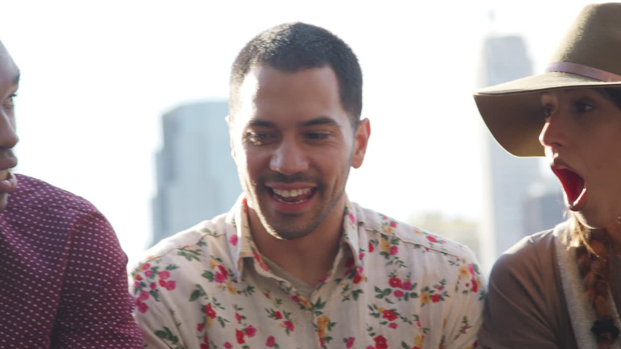 amigos visitando nueva york con el horizonte de manhattan en el fondo