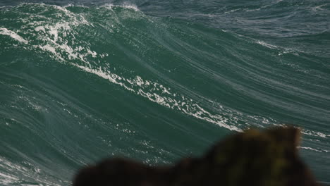 Wave-explodes-in-slow-motion-onto-a-shallow-reef-break