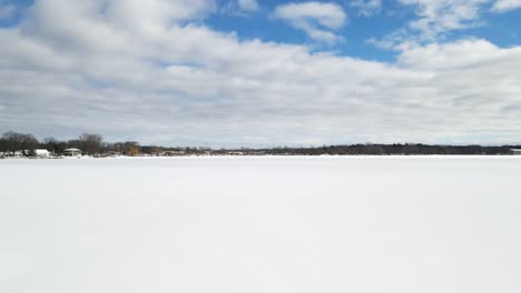 Panorámica-Desde-El-Paseo-Marítimo-Hasta-La-Costa-Sobre-El-Lago-Mona