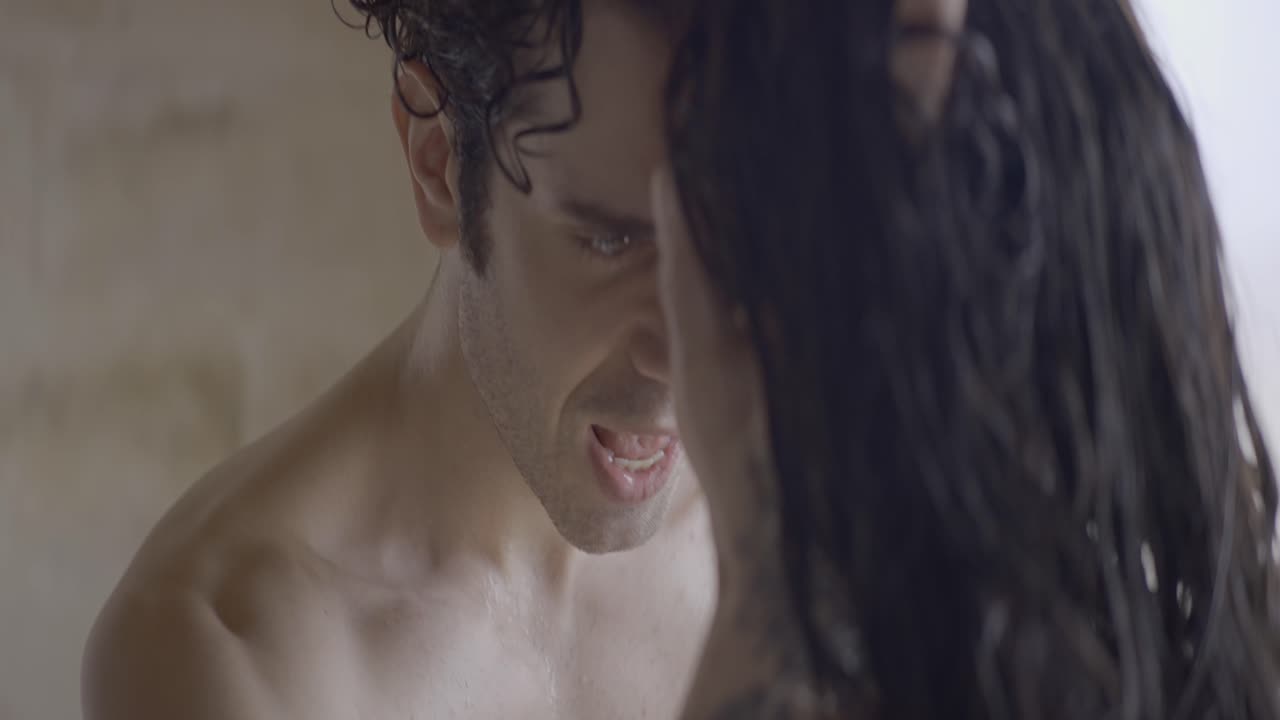 una pareja en una ducha.