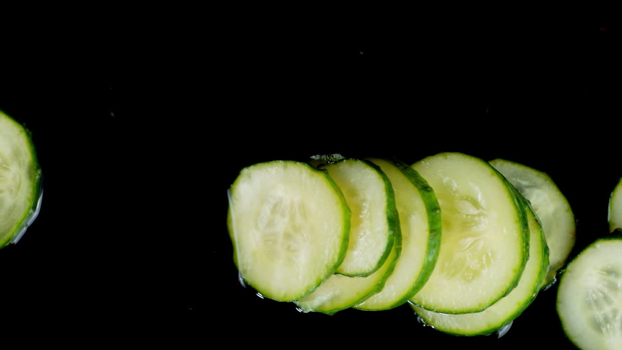 물 위에 굴러 놓은 신선한 호박의 둥근 조각.