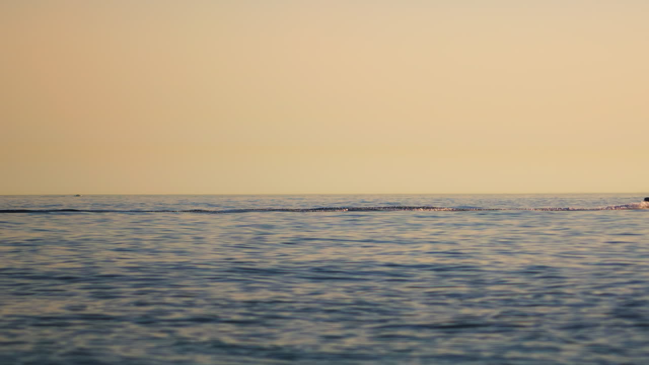 해가 지은 후 지중해 를 지나가는 모터 보트