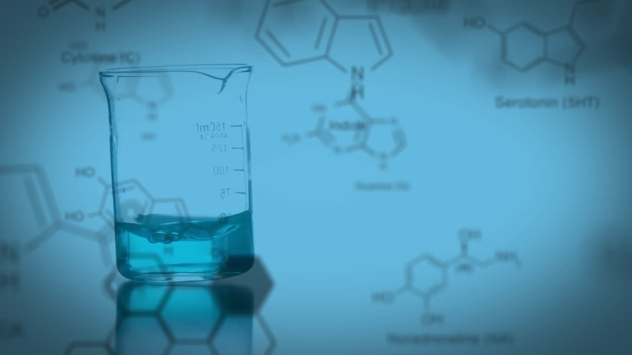 vaso con líquido azul sobre fórmulas químicas y estructuras moleculares, animación científica
