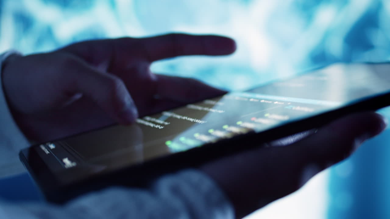 un profesional ejecuta código en el centro de datos