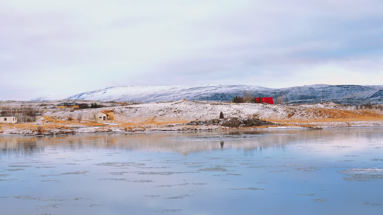 피요르드에 겨울 얼음이 흐르는 아이슬란드 풍경