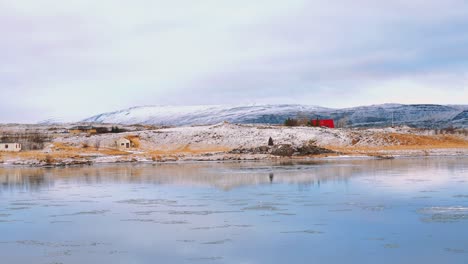 paisaje islandés con hielo invernal que fluye en el fiordo