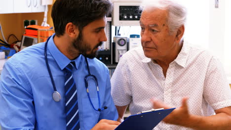 paciente consultando a un médico
