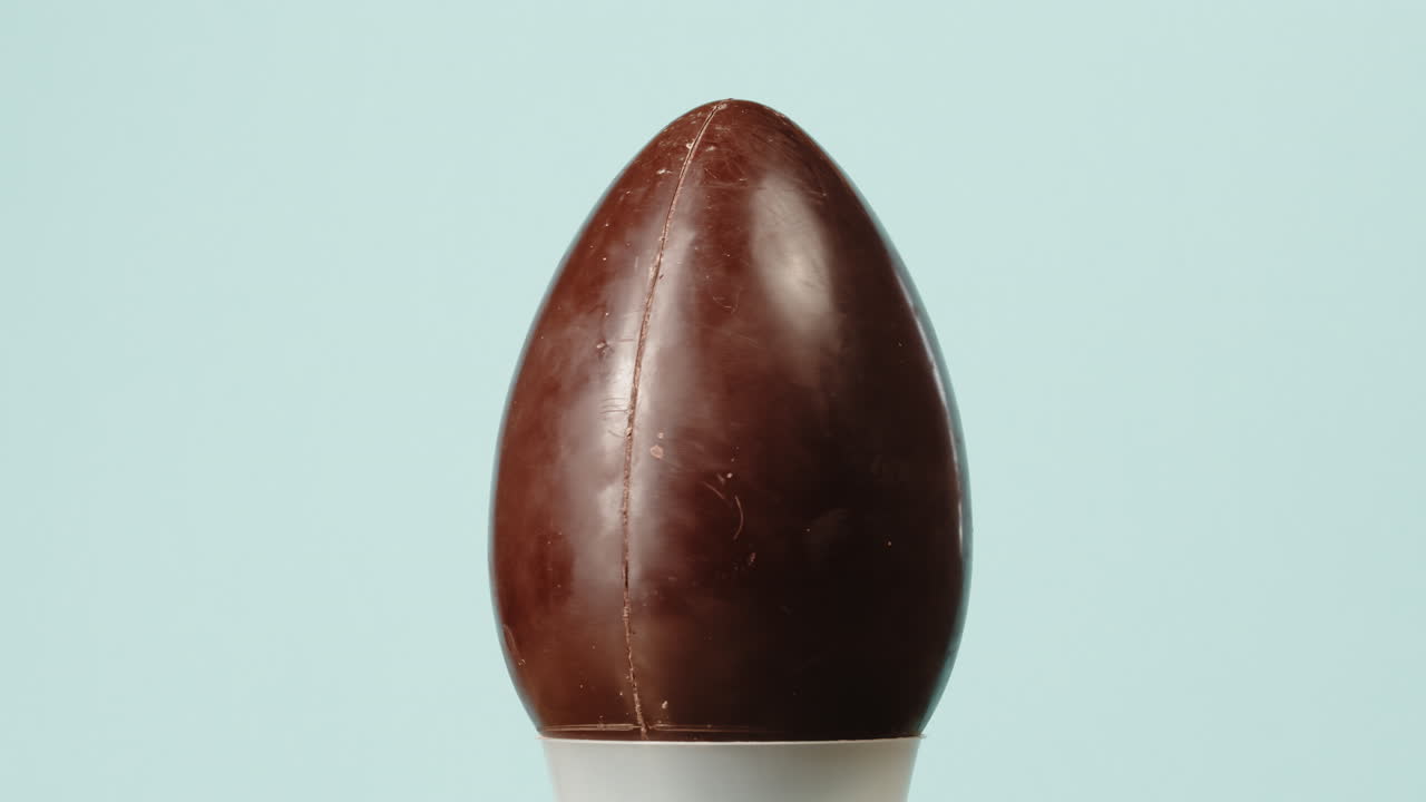 huevo de chocolate para las vacaciones de pascua italiano