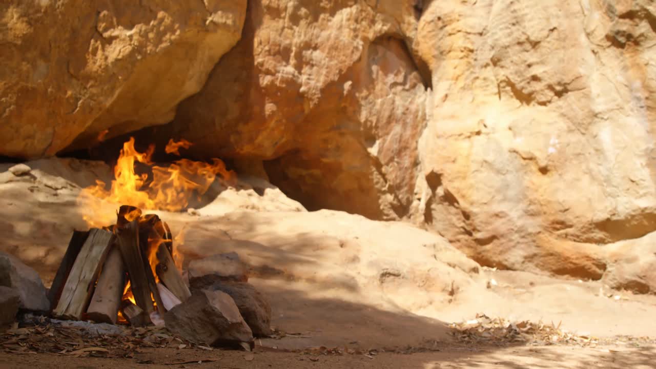 시골 에서 불타고 있는 캠프 불 4k