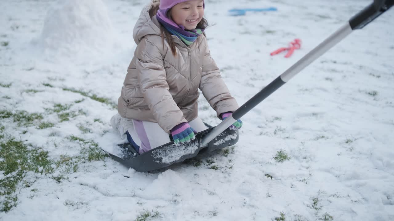 abuelo y nieta divirtiéndose en la nieve