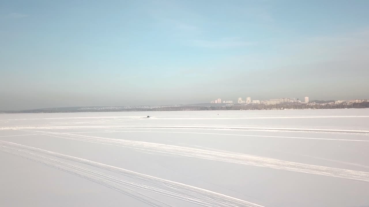 자동차 흔적 이 있는 얼어붙은 호수