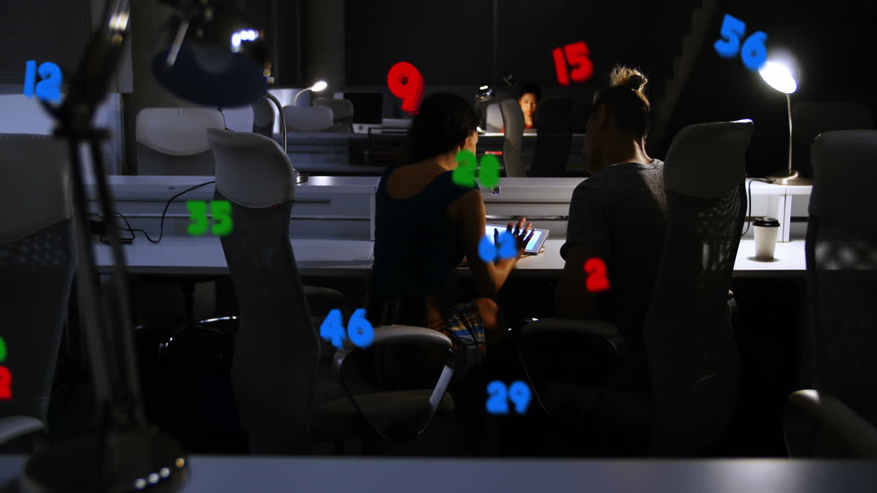 사무실에서 다양한 사업가들을 처리하는 숫자의 애니메이션