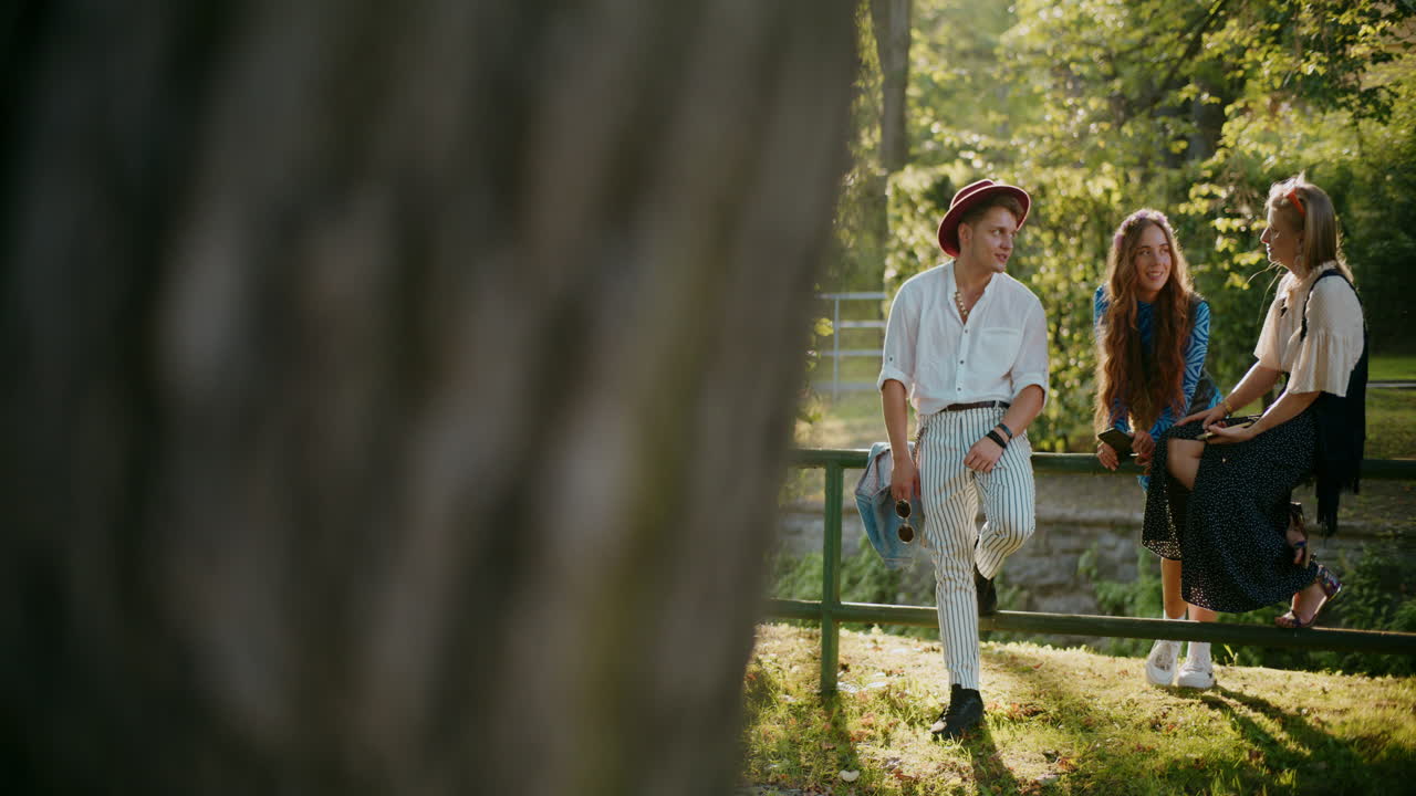 amigos disfrutando de un día soleado en el parque