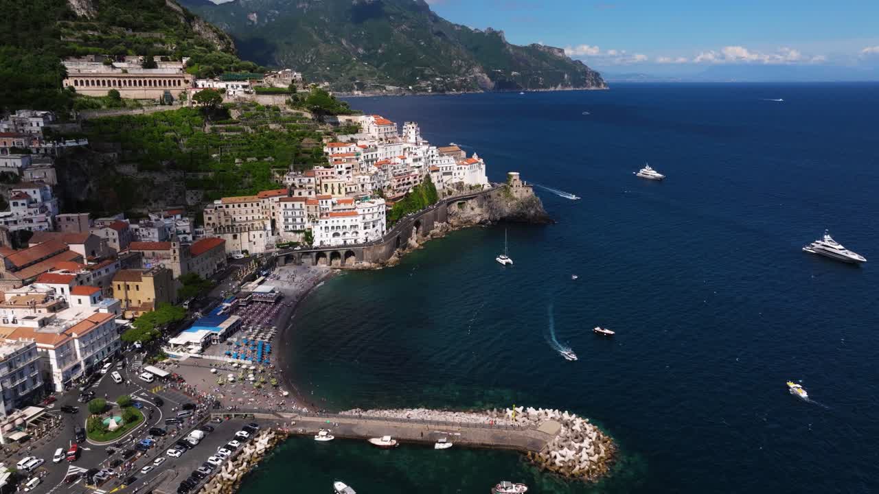alta vista aérea sobre la hermosa costa de amalfi en un caluroso día de verano en italia