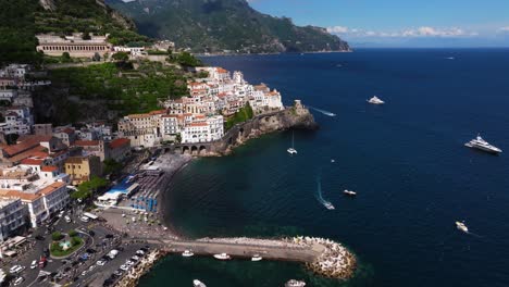 Alta-Vista-Aérea-Sobre-La-Hermosa-Costa-De-Amalfi-En-Un-Caluroso-Día-De-Verano-En-Italia