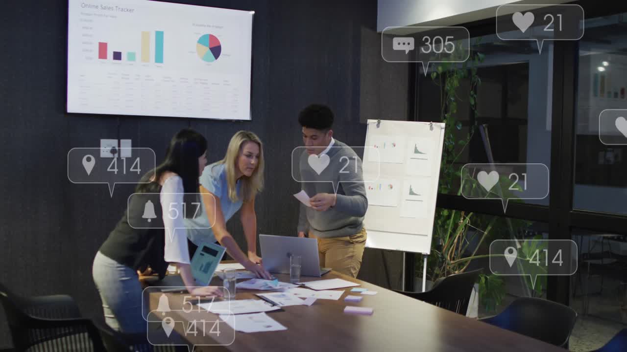 anmación de iconos de las redes sociales contra diversos colegas discutiendo sobre documentos en la oficina