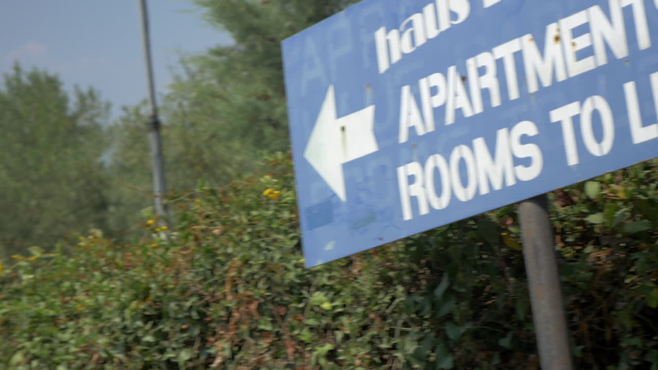 mujer en busca de un apartamento para alquilar