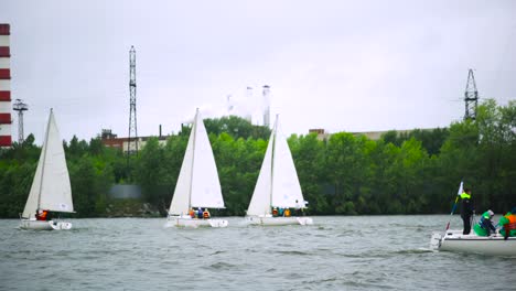 competición de vela en un río