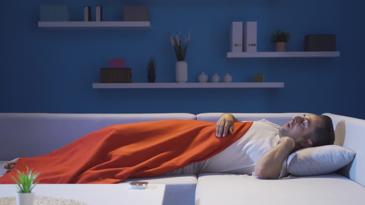 열에 압도되어, 남자는  ⁇ 을 흘리고 수축하고 있습니다.