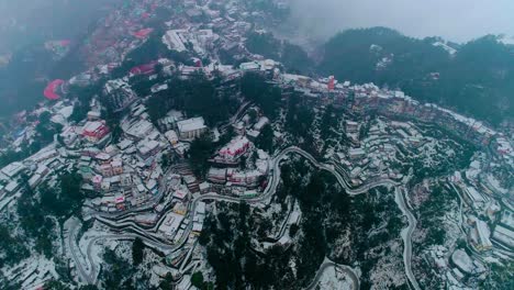 Wunderschöne-Luftaufnahme-Des-Schneefalls-In-Mussoorie,-Uttarakhand,-Indien