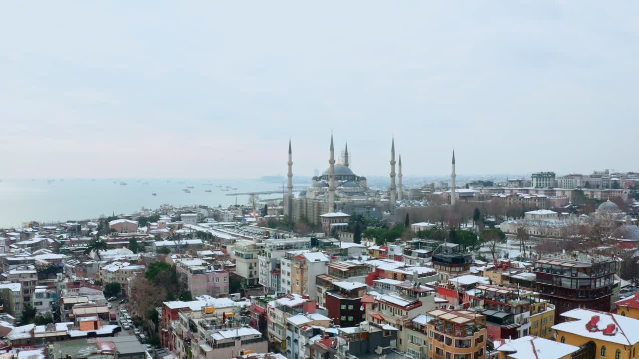 vista desde un avión no tripulado de la gran mezquita de estambul