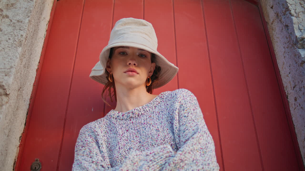 chica casual posando en la calle en el retrato de la ciudad vieja. joven confiada en la puerta