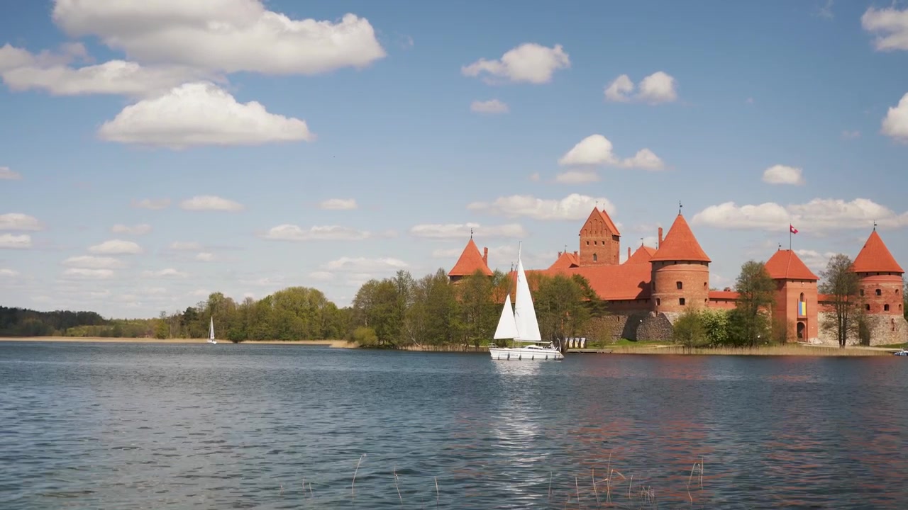 Castello di Trakai: Castello insulare gotico medievale, situato nel lago Galvė. Vista dall'alto del più bel punto di riferimento lituano. Castello dell'isola di Trakai - Una delle destinazioni turistiche più popolari in Lituania.