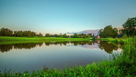 Lluvia-Y-Sol-Sobre-La-Majestuosa-Granja-Del-Lago,-Vibrante-Lapso-De-Tiempo