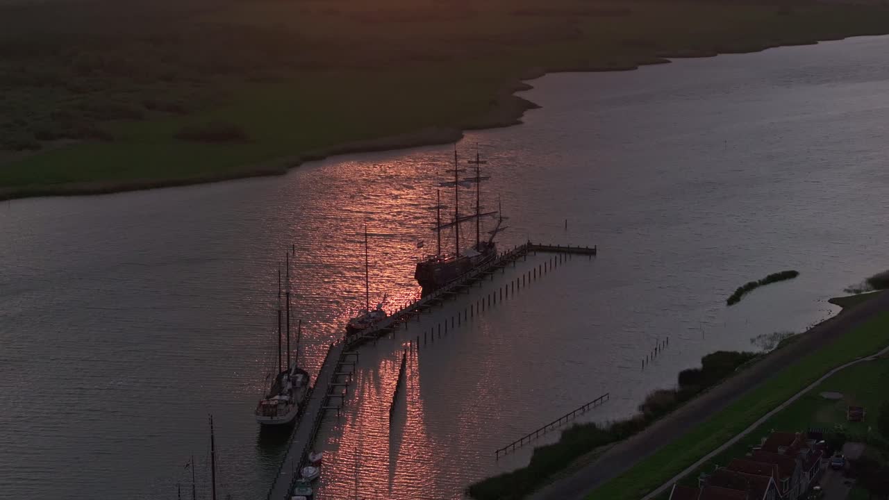 Luftfoto af Makkum med IJsselmeer, sejlbåd, skib, der viser åbent historisk sceneri i Holland