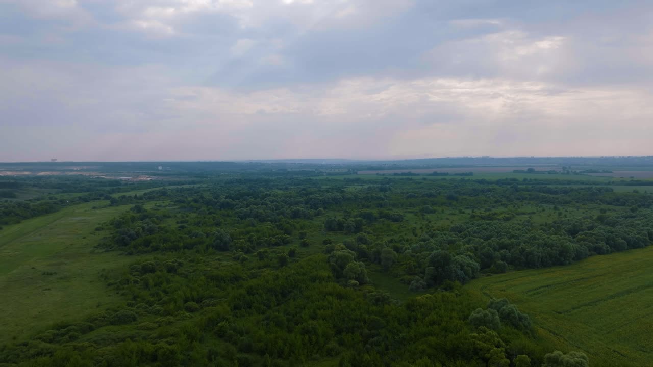 vista aérea del paisaje rural con bosques y campos