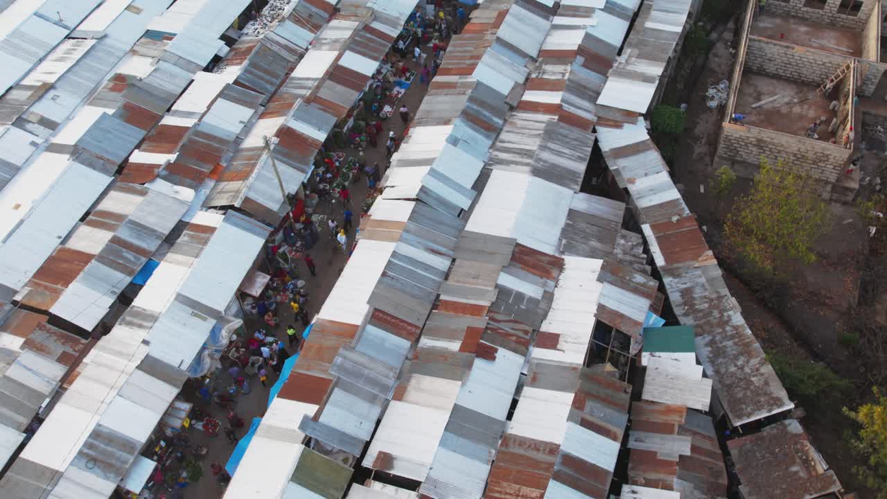 vista aérea del monte meru en la ciudad de arusha, tanzania