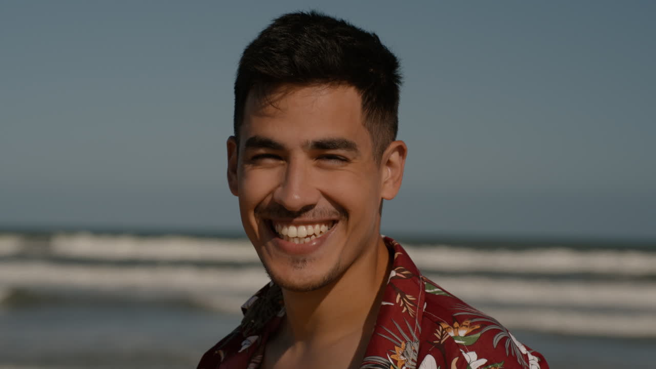 해변에서 행복한 남자