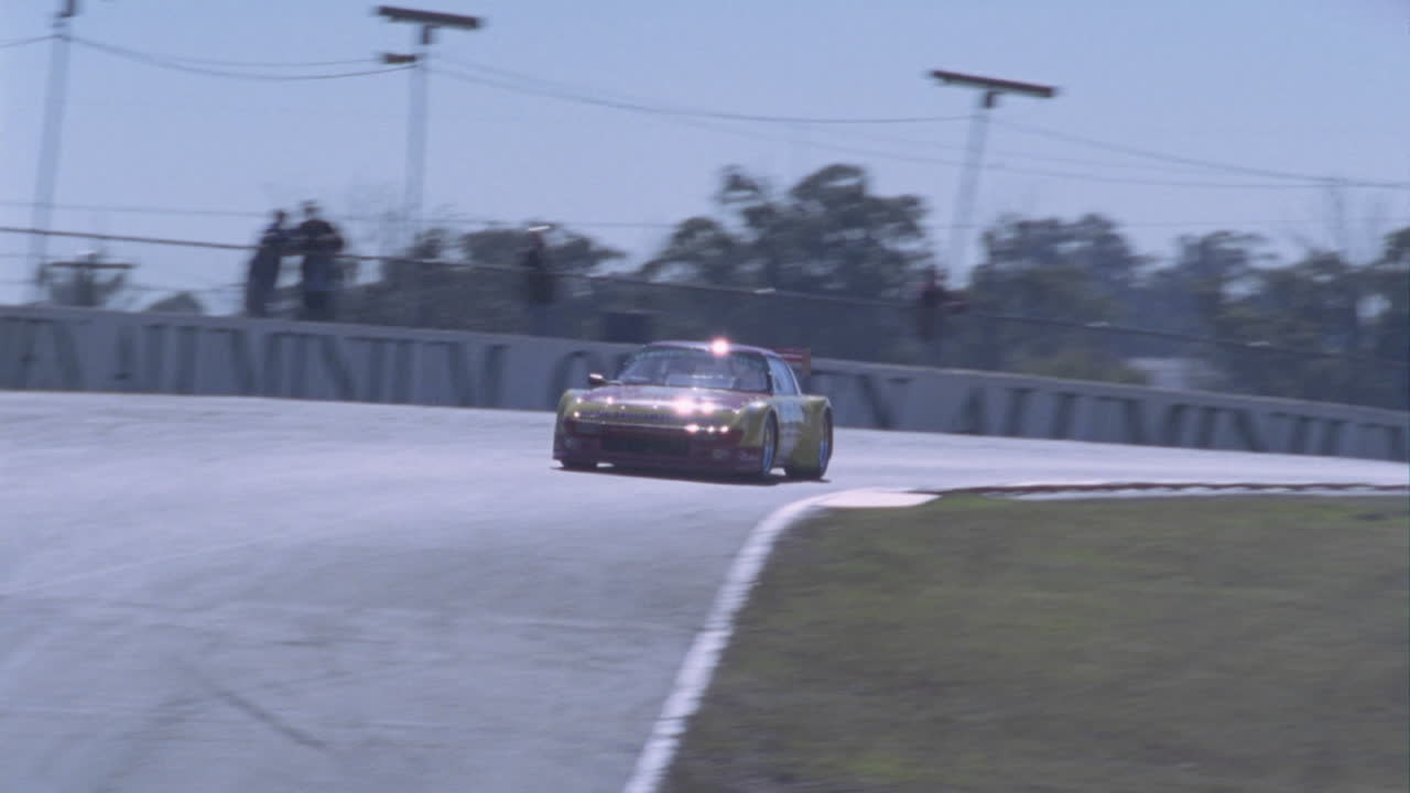 서킷 트랙 1에서 경쟁하는 경주용 자동차