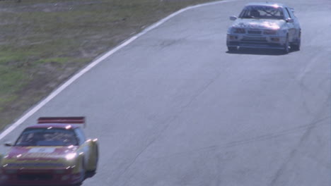 coches de carreras compitiendo en un circuito de pista 1