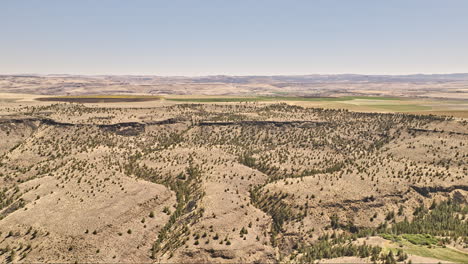 Deschutes-River-Oregon-Aerial-V68-Paso-Elevado-De-Frog-Springs-Canyon-Capturando-Un-Paisaje-Seco-Y-árido-Con-El-Serpenteante-Río-Serpenteando-A-Través-De-él---Filmado-Con-Mavic-3-Cine---Agosto-De-2022