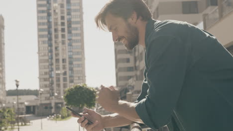 hombre usando teléfono inteligente en la ciudad