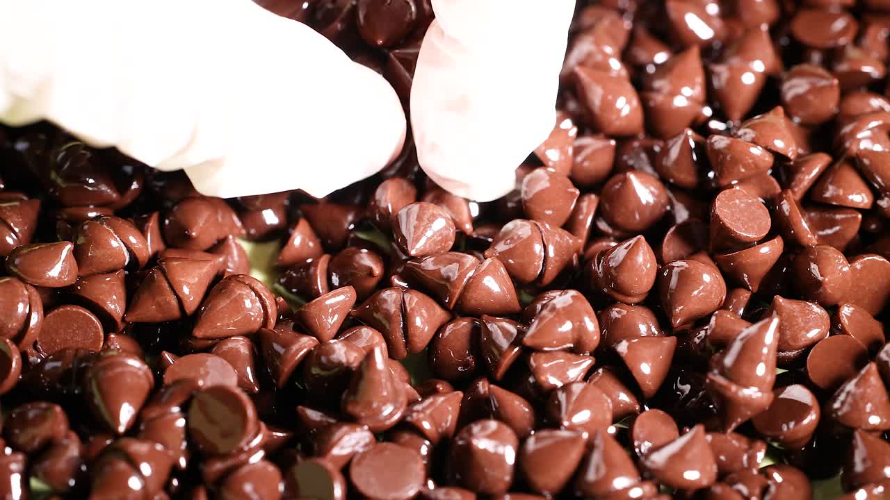 manos clasificando las fichas de chocolate en una pila